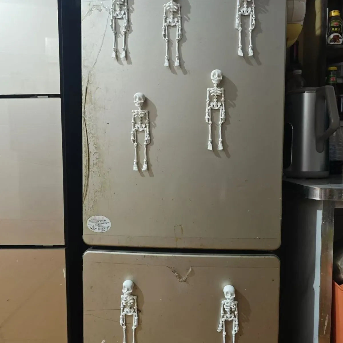 3D printed skull refrigerator magnet in luminous green colour, 18cm high Halloween decoration