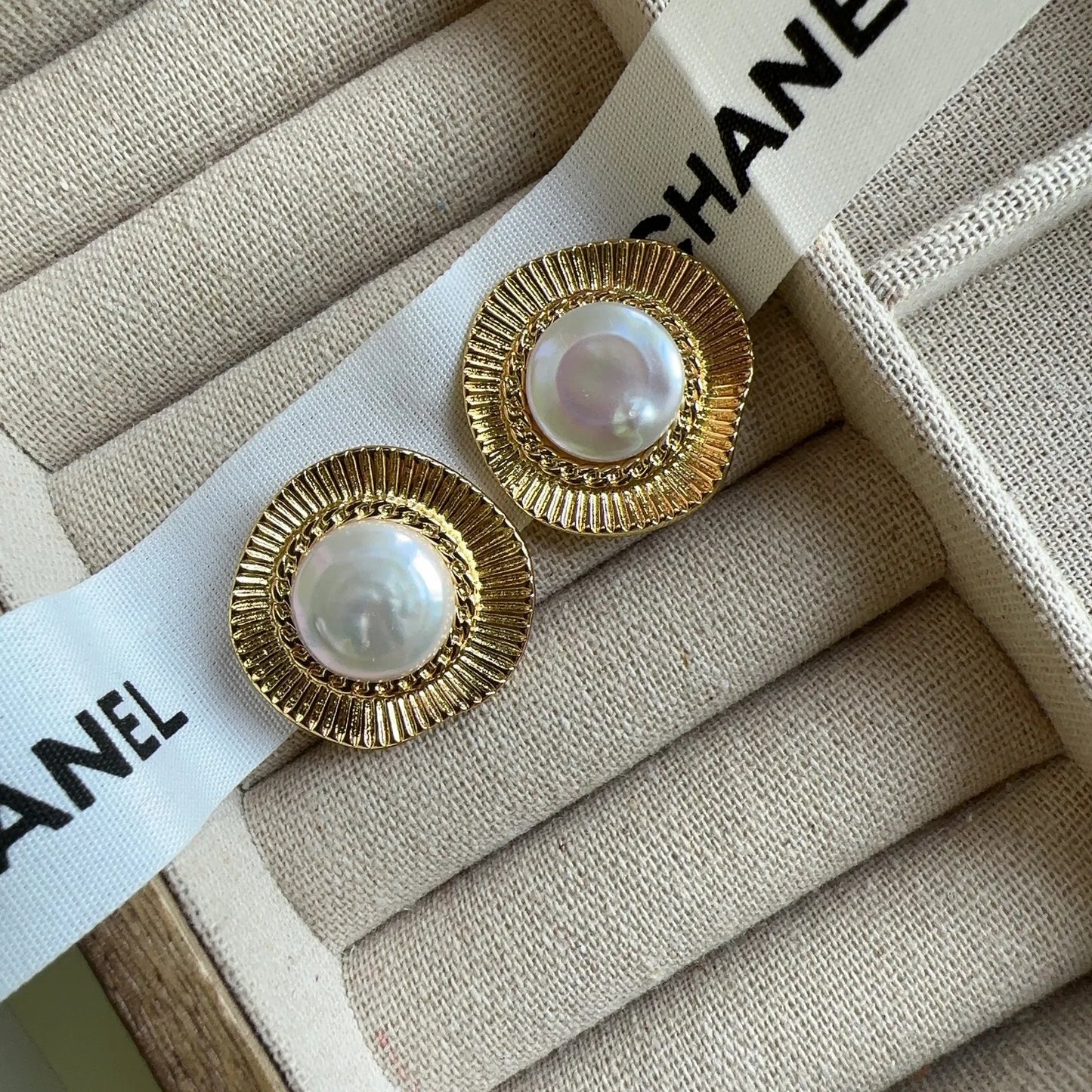 Gold-coloured round hoop earrings with French retro style for women