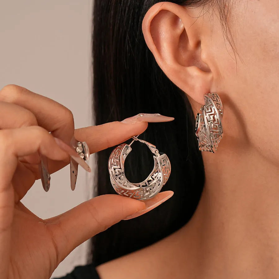 Women's geometric stud earrings with twisted round design in gold and silver finishes, 3cm diameter