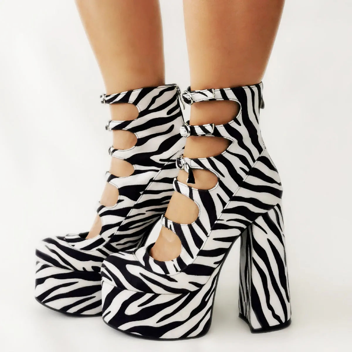 Waterproof platform high heels with serpentine belt closure in black patent leather, showing 5cm heel and round toe design.