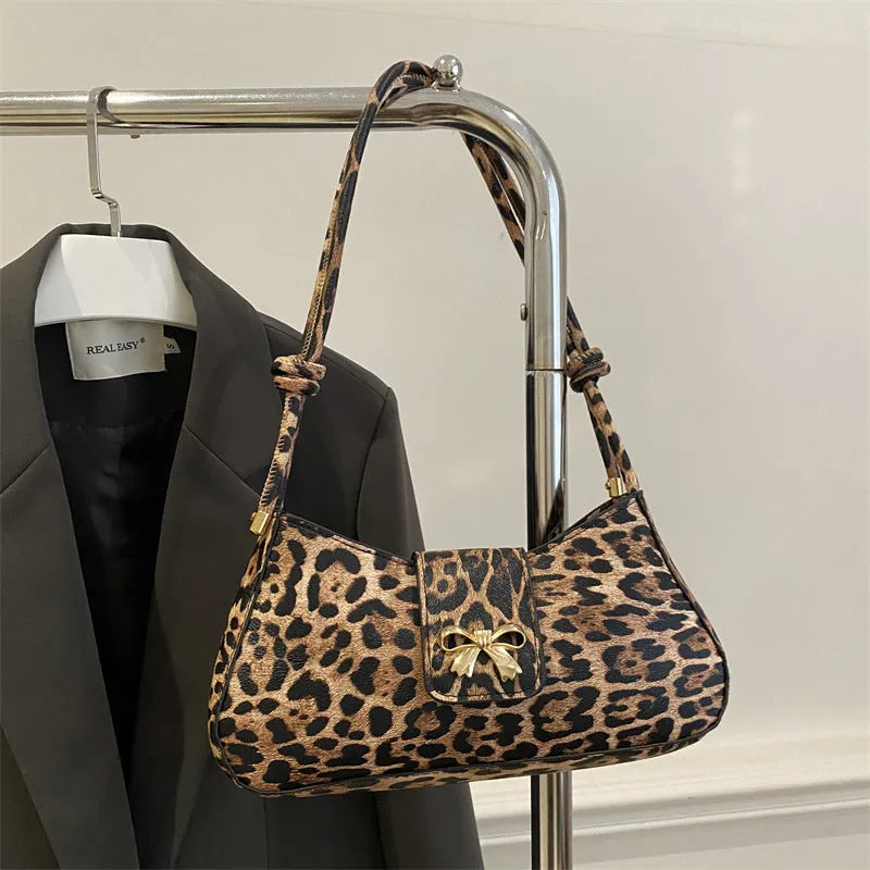 Women's large capacity casual handbag in black with sandwich pockets measuring 27cm wide