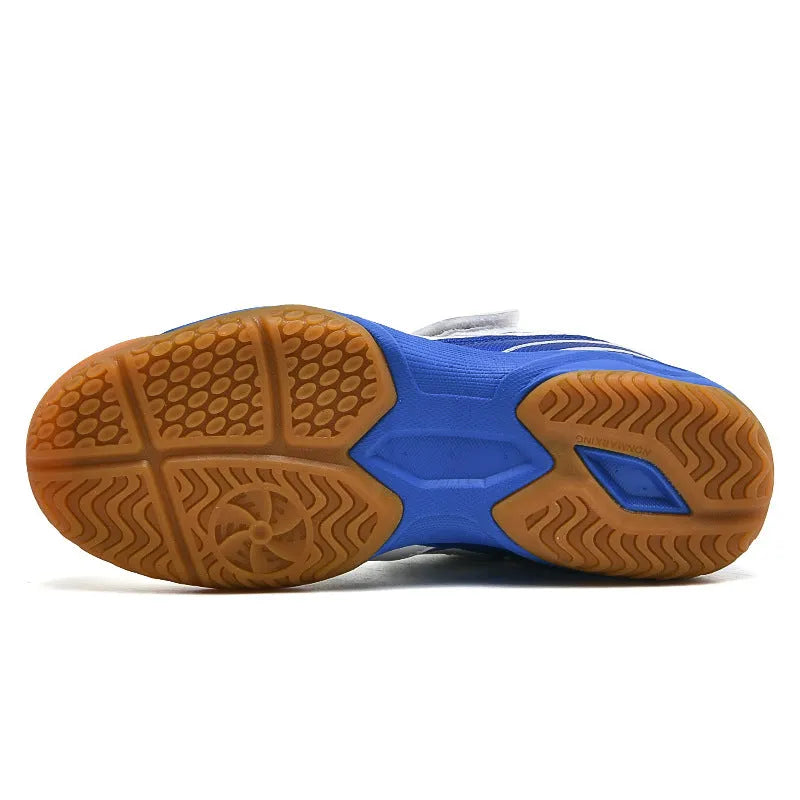 Breathable badminton shoes with ribbed outsoles in white and blue colour, low-top design