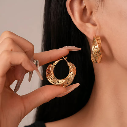 Women's geometric stud earrings with twisted round design in gold and silver finishes, 3cm diameter
