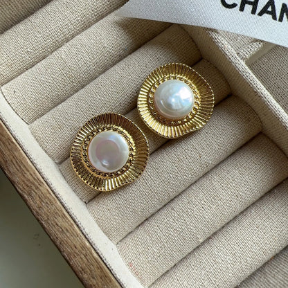 Gold-coloured round hoop earrings with French retro style for women