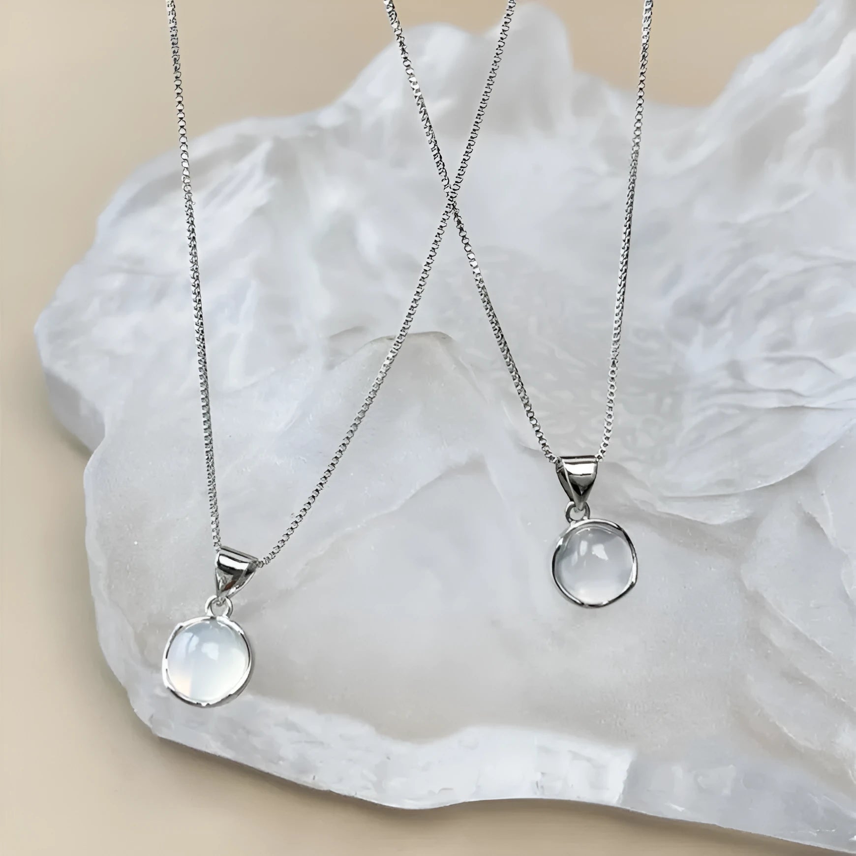 Women's adjustable oval pendant necklace with 21-50cm electroplated chain and artificial crystal