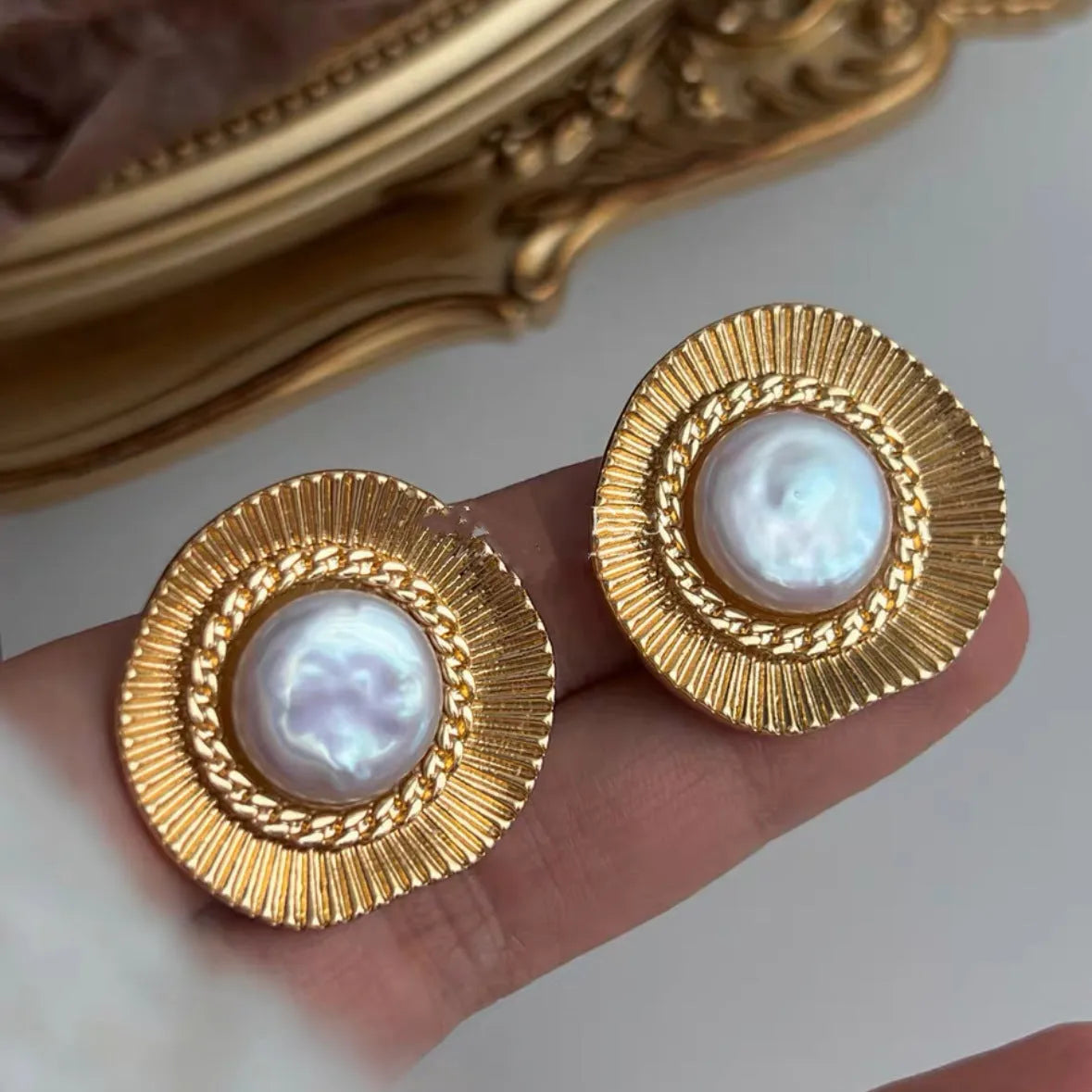 Gold-coloured round hoop earrings with French retro style for women