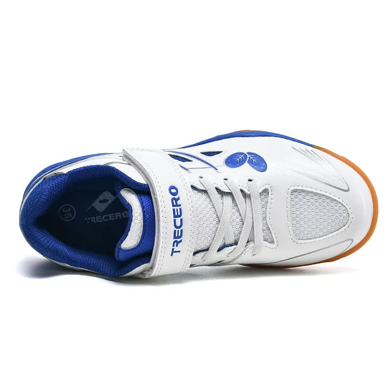 Breathable badminton shoes with ribbed outsoles in white and blue colour, low-top design