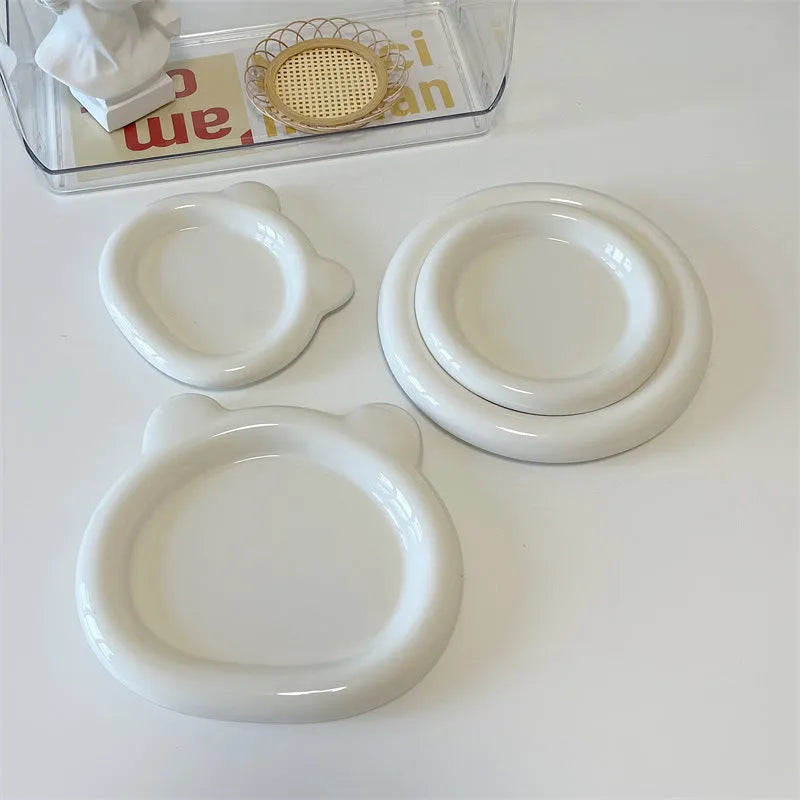 White porcelain plate with chubby toot bear design, shown in small 15cm and large 20cm sizes.