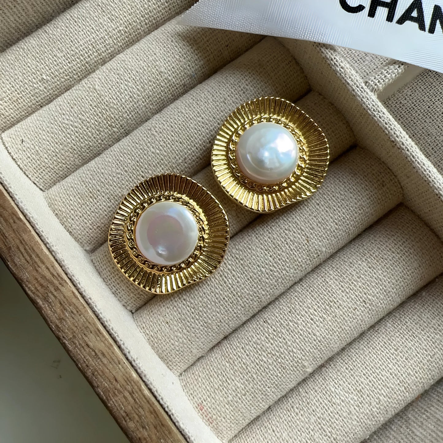 Gold-coloured round hoop earrings with French retro style for women