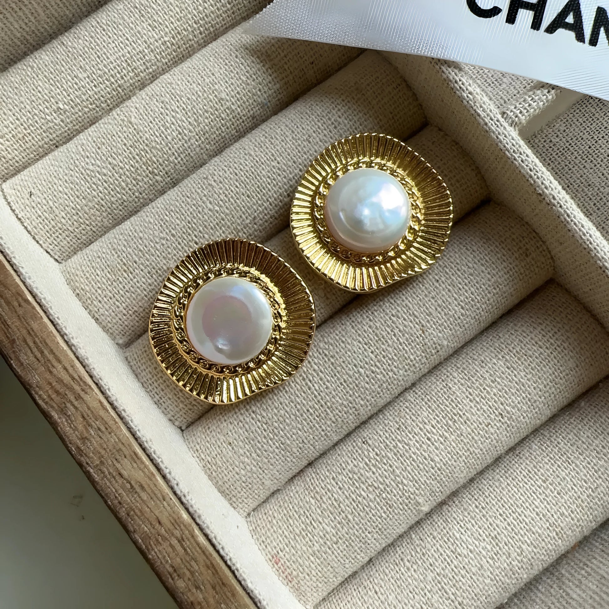 Gold-coloured round hoop earrings with French retro style for women