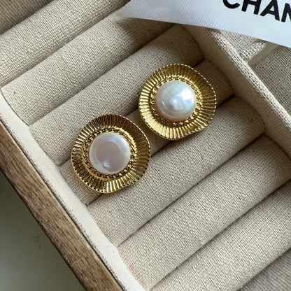 Gold-coloured round hoop earrings with French retro style for women