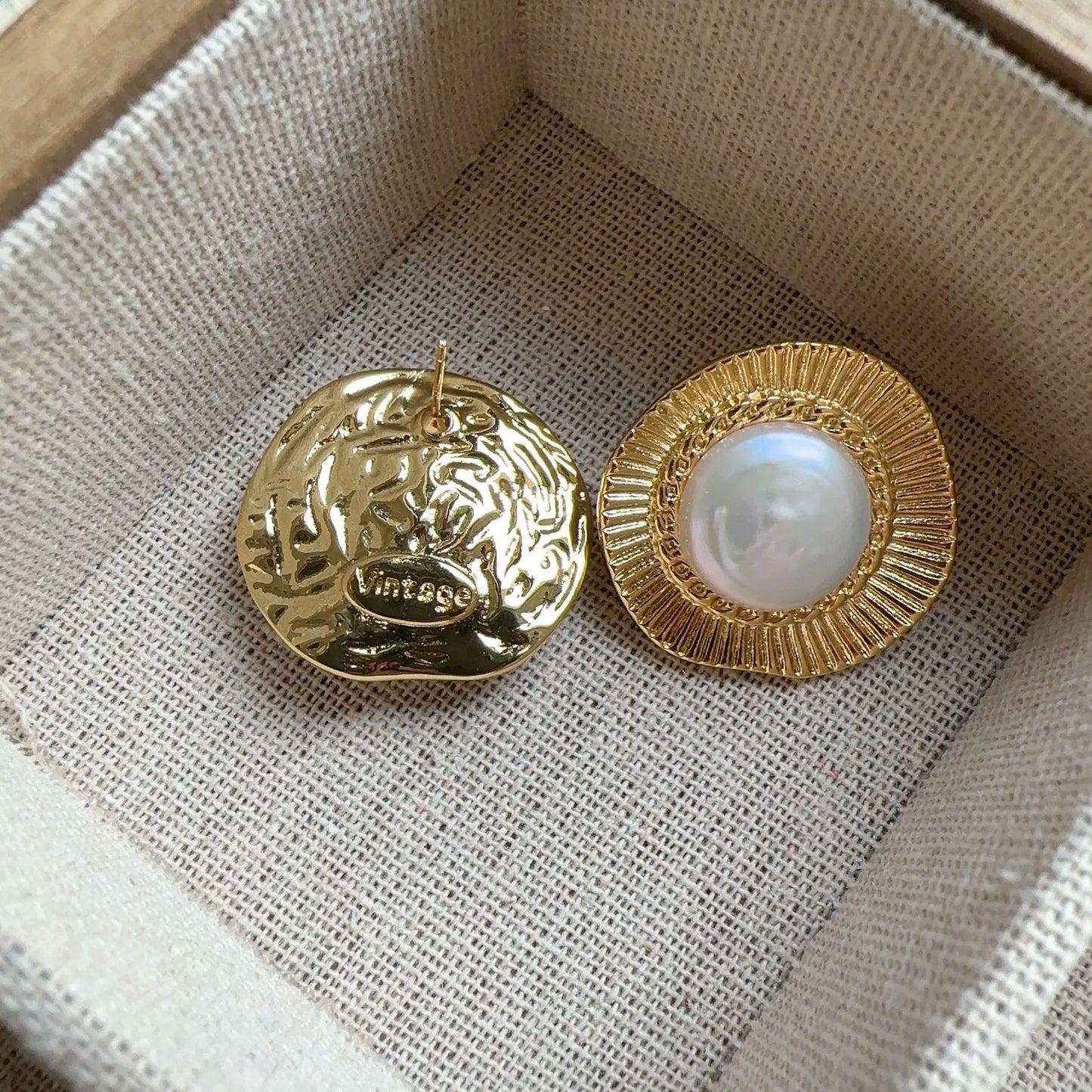 Gold-coloured round hoop earrings with French retro style for women
