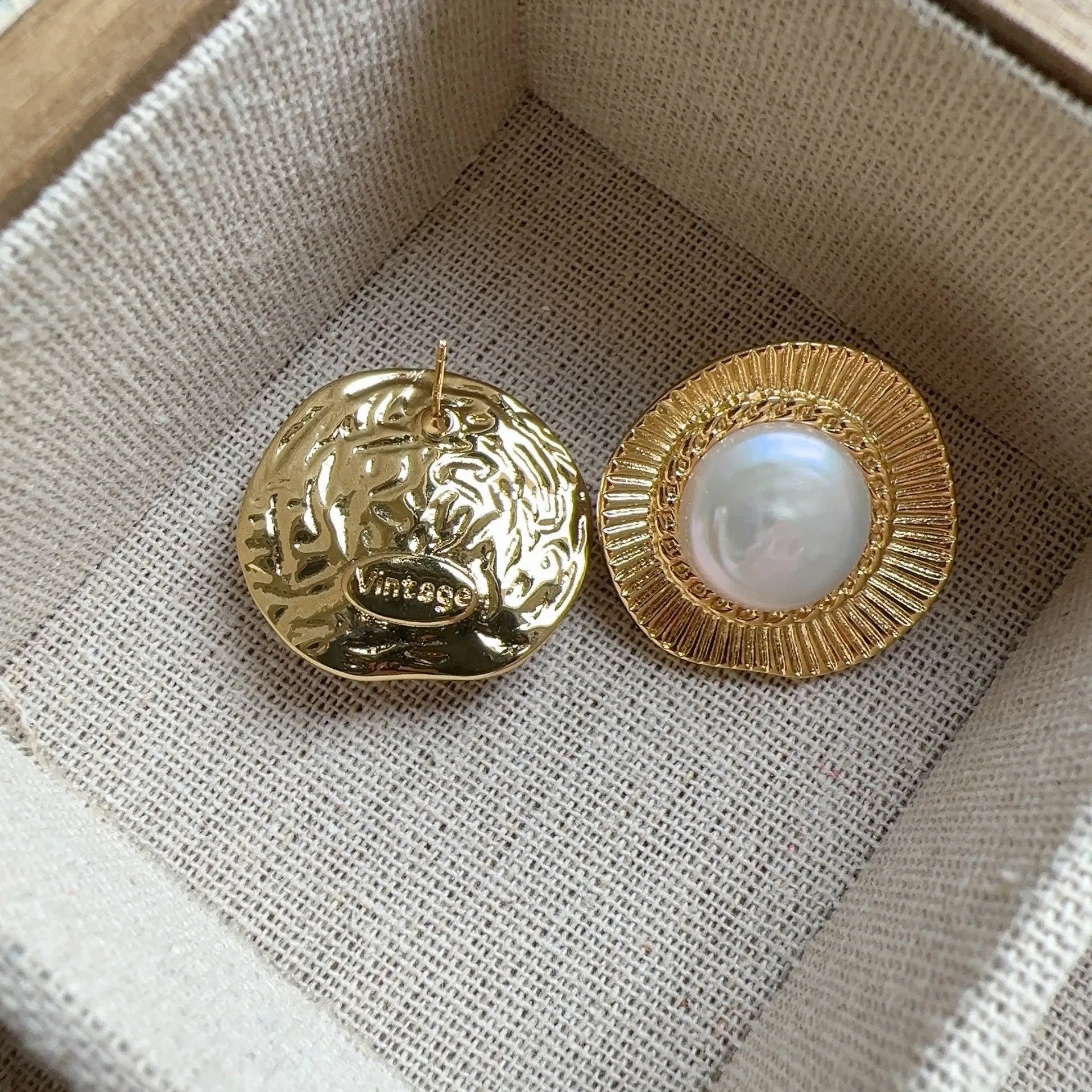 Gold-coloured round hoop earrings with French retro style for women