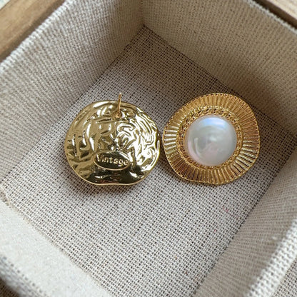 Gold-coloured round hoop earrings with French retro style for women