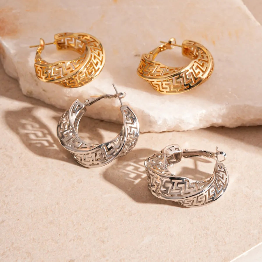 Women's geometric stud earrings with twisted round design in gold and silver finishes, 3cm diameter