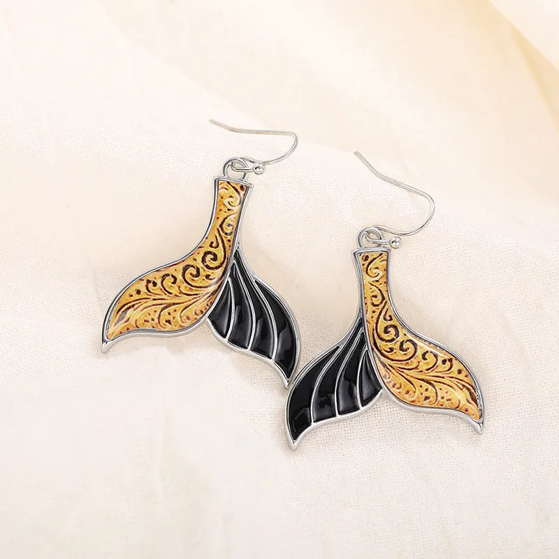 Women's fishtail-shaped earrings with whale motif in white gold colour retro style