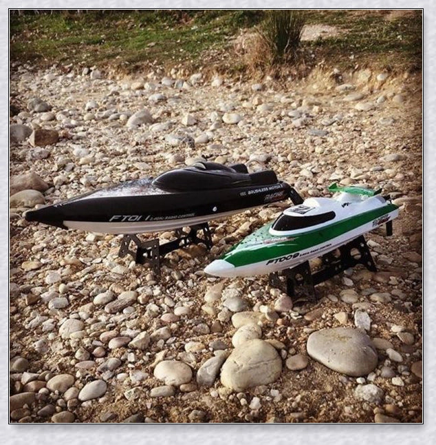 Remote-controlled RC Speed Turbo Racing Boat with a high-intensity propeller and compact, streamlined design for high-speed performance on the water