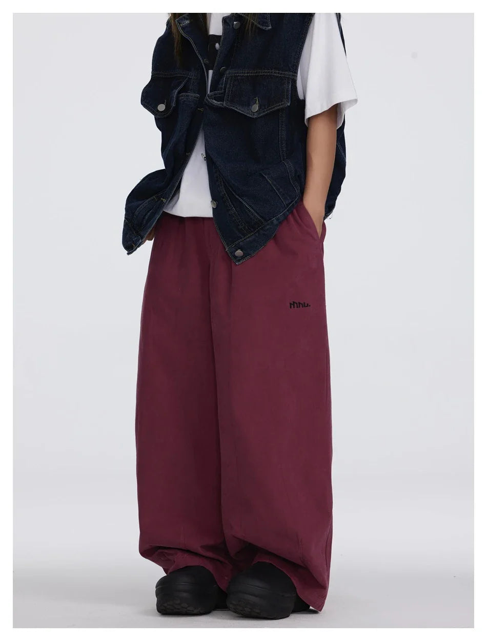 Men's casual cotton trousers in a straight-leg silhouette with a range of classic color options