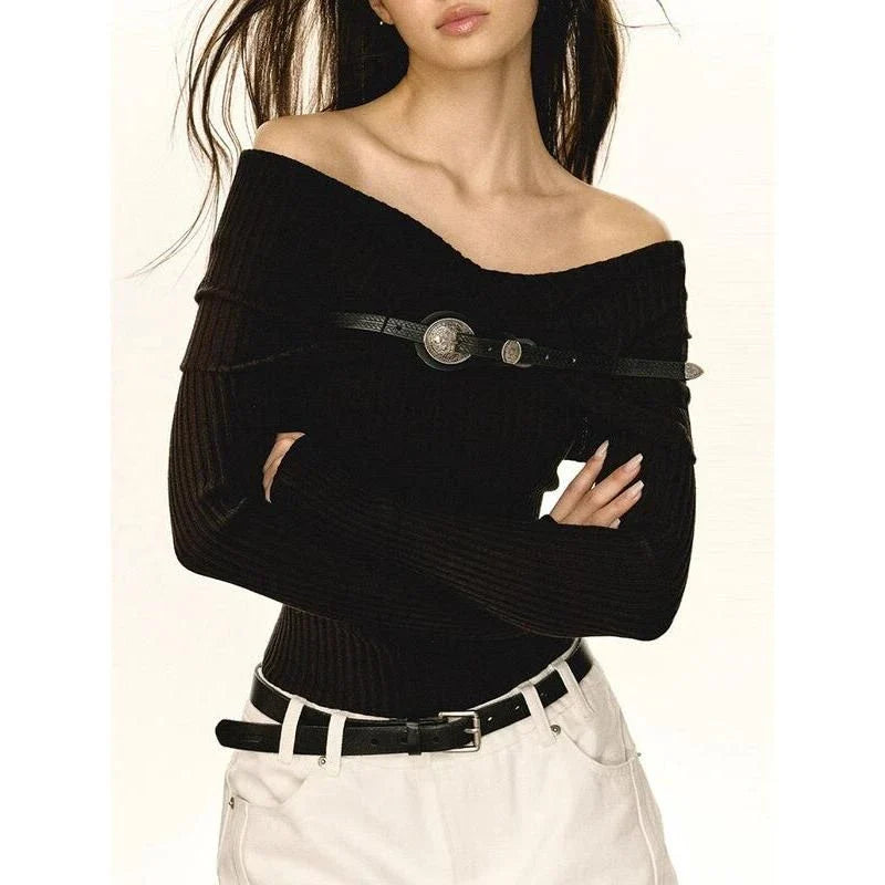A beautiful, off-the-shoulder sweater with a slim fit and a stylish belt decoration