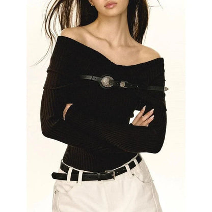 A beautiful, off-the-shoulder sweater with a slim fit and a stylish belt decoration
