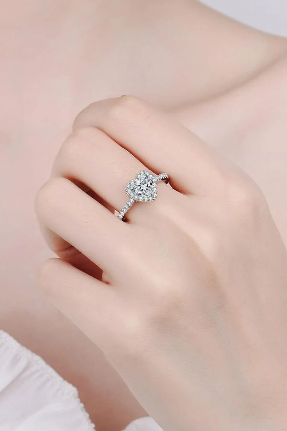 Trendha 1 Carat Moissanite Heart-Shaped Ring - Captivating Elegance in 925 Sterling Silver