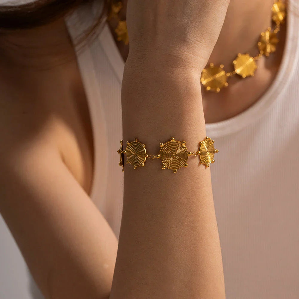 Elegant 18K gold plated stainless steel bracelet with a retro palace-style design