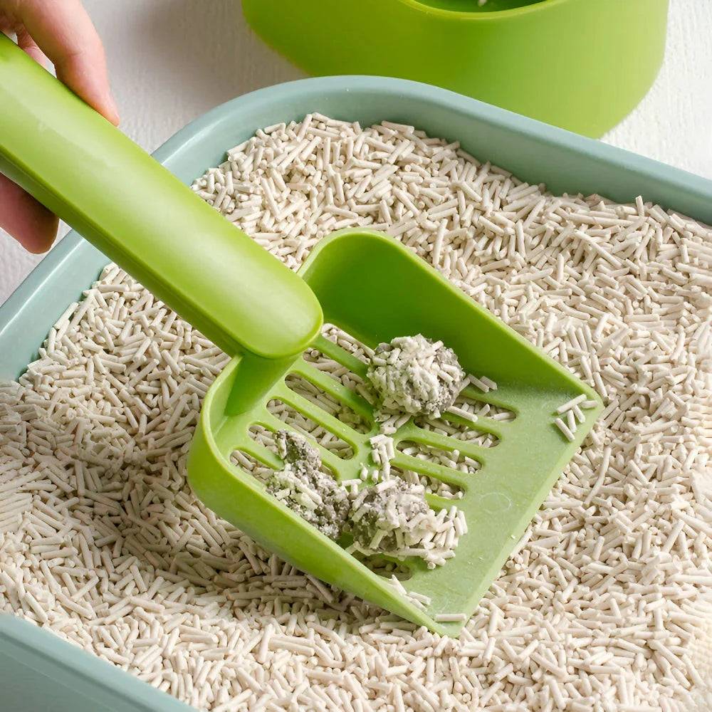 Plastic cat litter scoop with self-cleaning base for efficient and hassle-free litter box cleaning