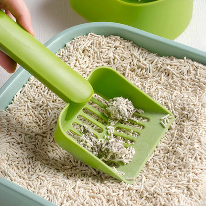 Plastic cat litter scoop with self-cleaning base for efficient and hassle-free litter box cleaning