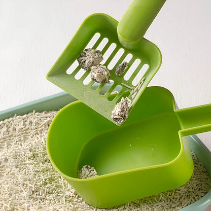 Plastic cat litter scoop with self-cleaning base for efficient and hassle-free litter box cleaning