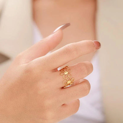 Elegant stainless steel adjustable ring with a charming daisy flower pattern, perfect for daily wear or special occasions.