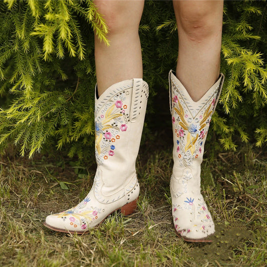 Pair of mid-heel ethnic embroidered mid-tube women's boots in green color