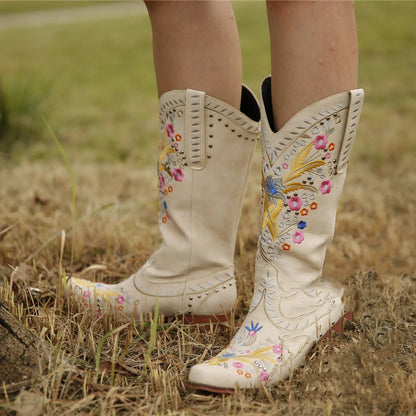Pair of mid-heel ethnic embroidered mid-tube women's boots in green color