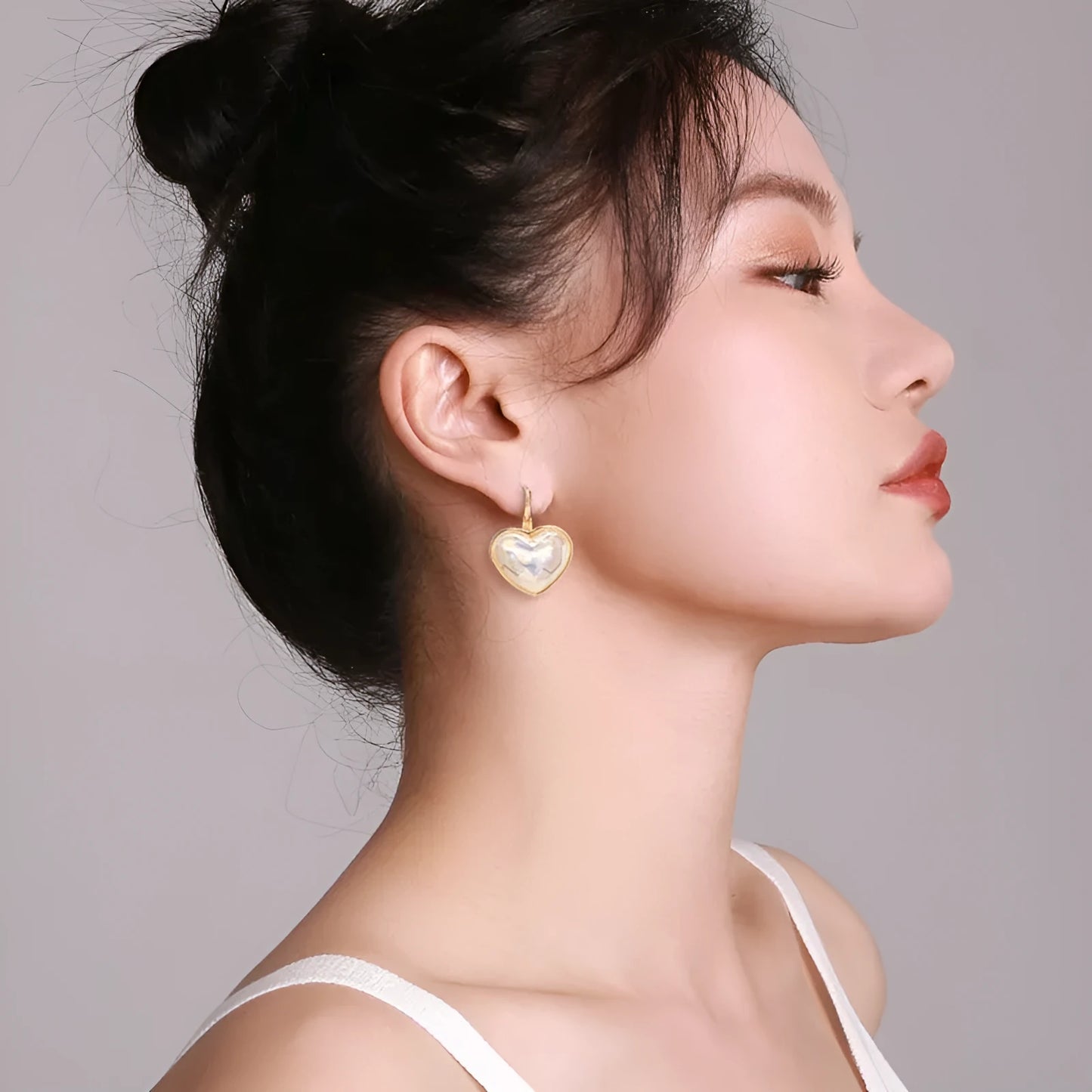 Gold-coloured alloy women's ear clips with contemporary niche fashion design