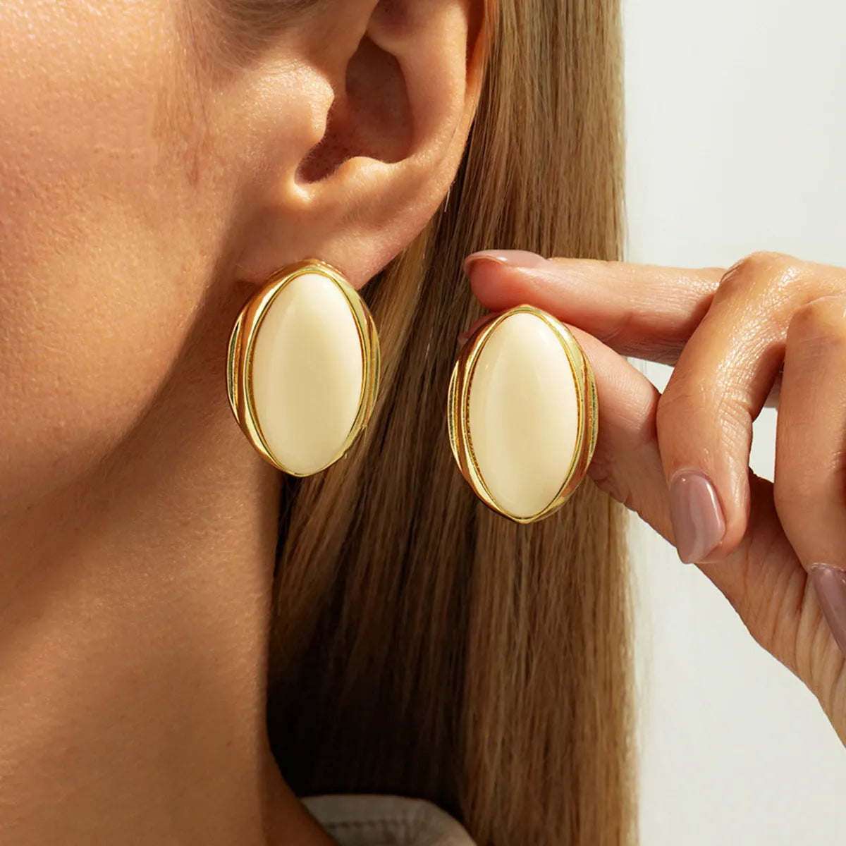 Gold-tone oval drop earrings with resin centre in French retro court style for women