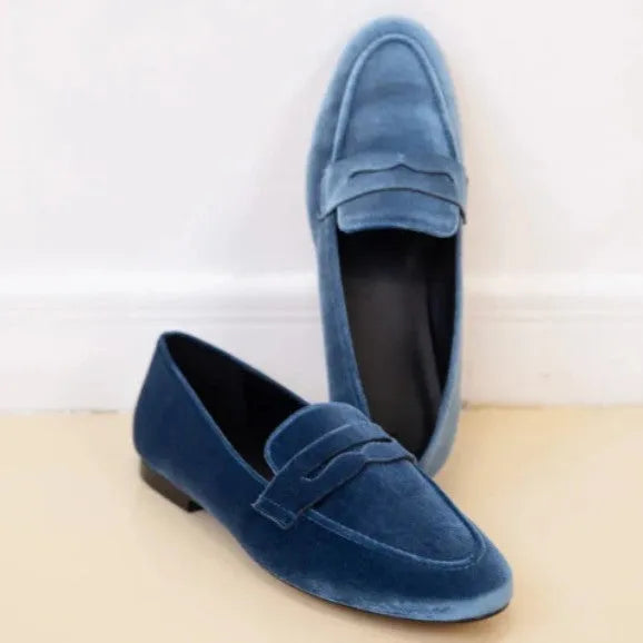 Blue and black sole leisure loafers with round toe and low-top design