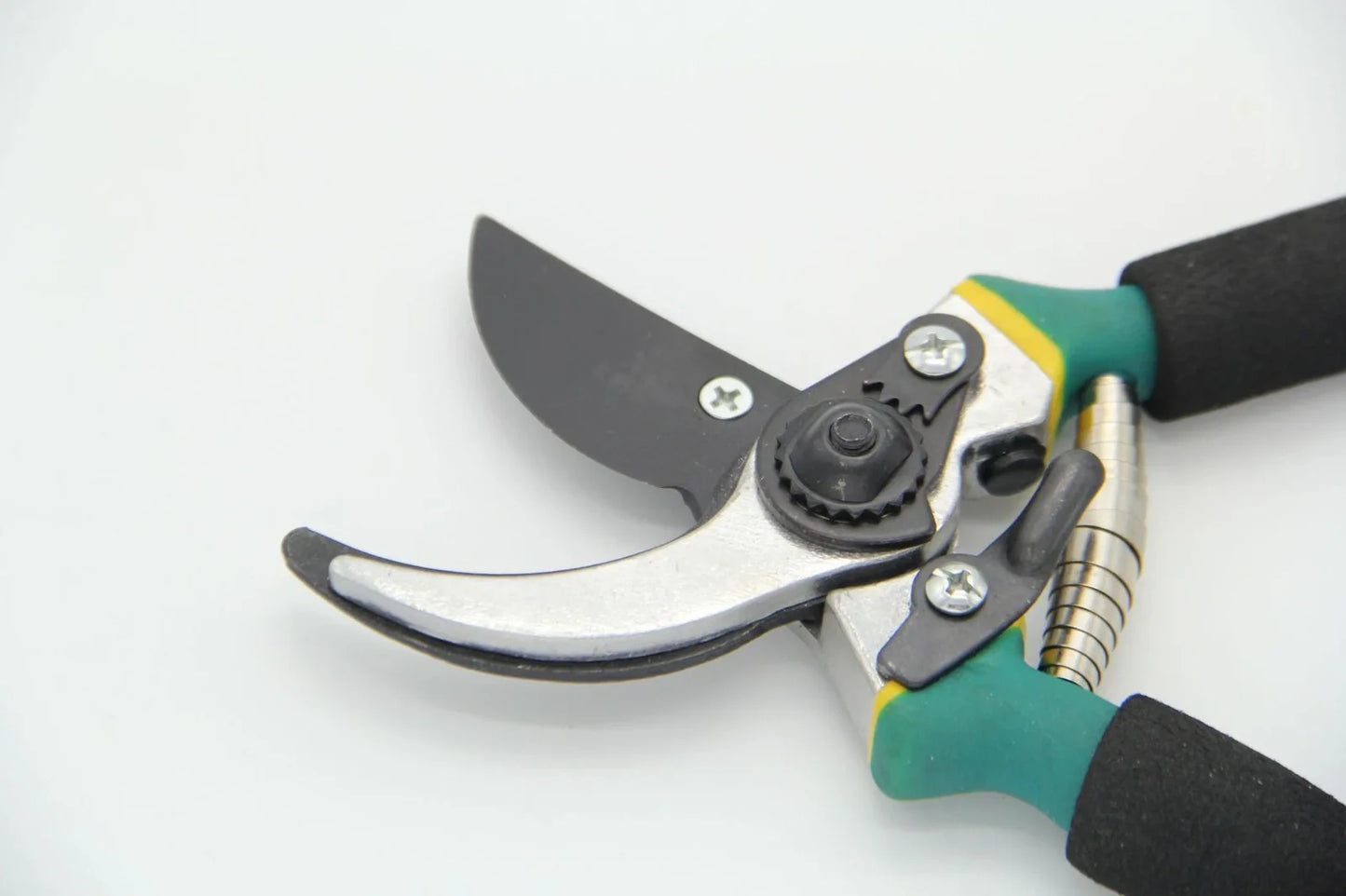 Yellow and green garden shears with 50# steel blades cutting 30mm branches