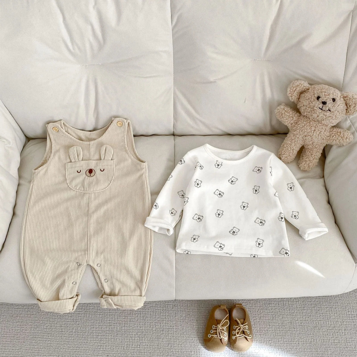 Infant clothing set with suspenders on corduroy trousers and long sleeve top