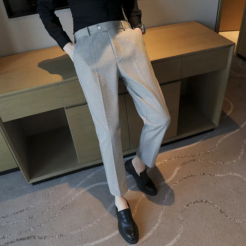 Straight-leg brown corduroy trousers with elastic waistband and slim fit design