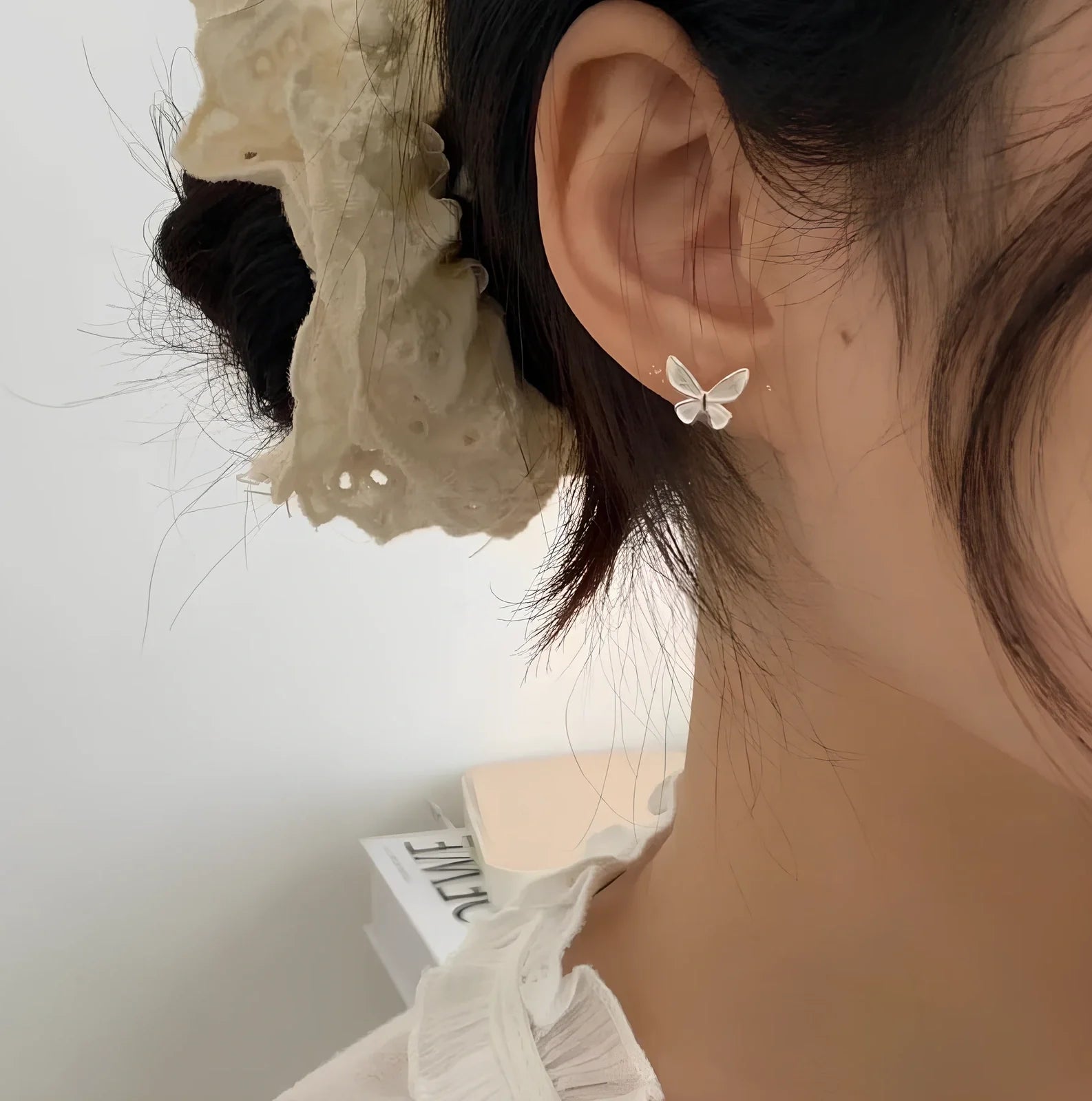 Sweet tridimensional butterfly stud earrings with textured design and electroplated finish