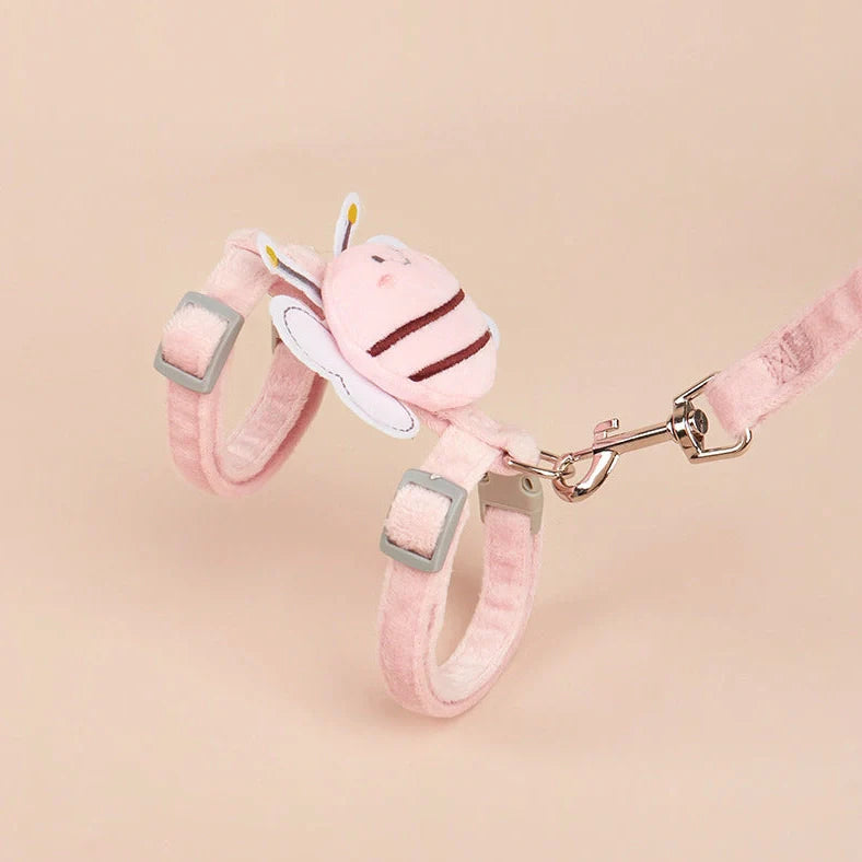 Adjustable bee-shaped cat rope with extendable lead and quick-release buckle in pink, yellow, or blue