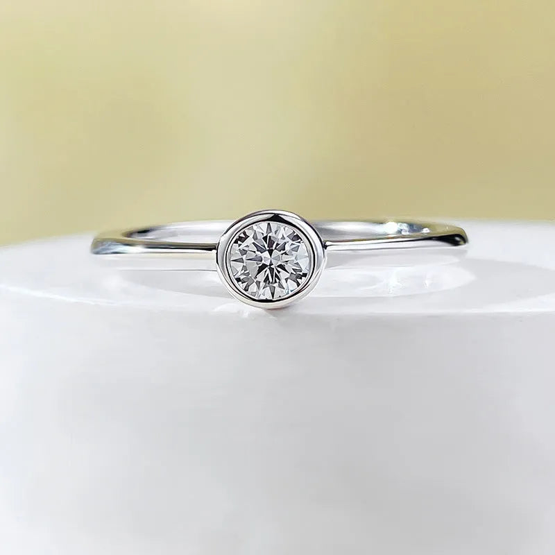 Minimalist crown-shaped silver ring with linear design in gold or platinum plating