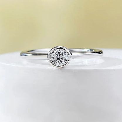 Minimalist crown-shaped silver ring with linear design in gold or platinum plating