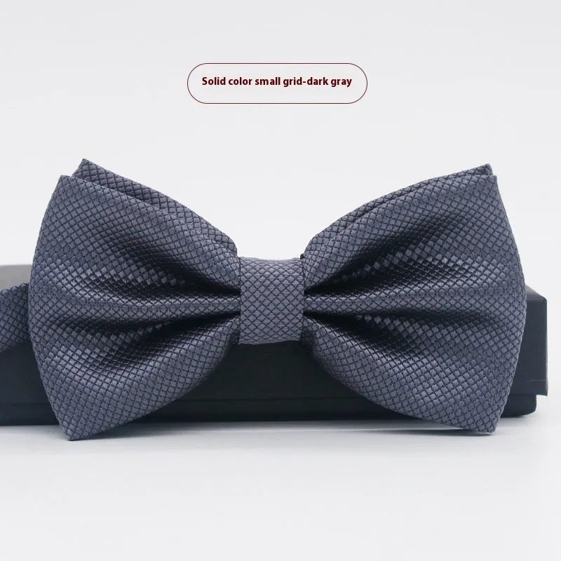 Flat-head self-tie bow tie in a wine red colour, showing its 12cm width and 6cm height dimensions.