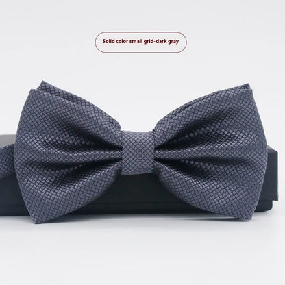 Flat-head self-tie bow tie in a wine red colour, showing its 12cm width and 6cm height dimensions.