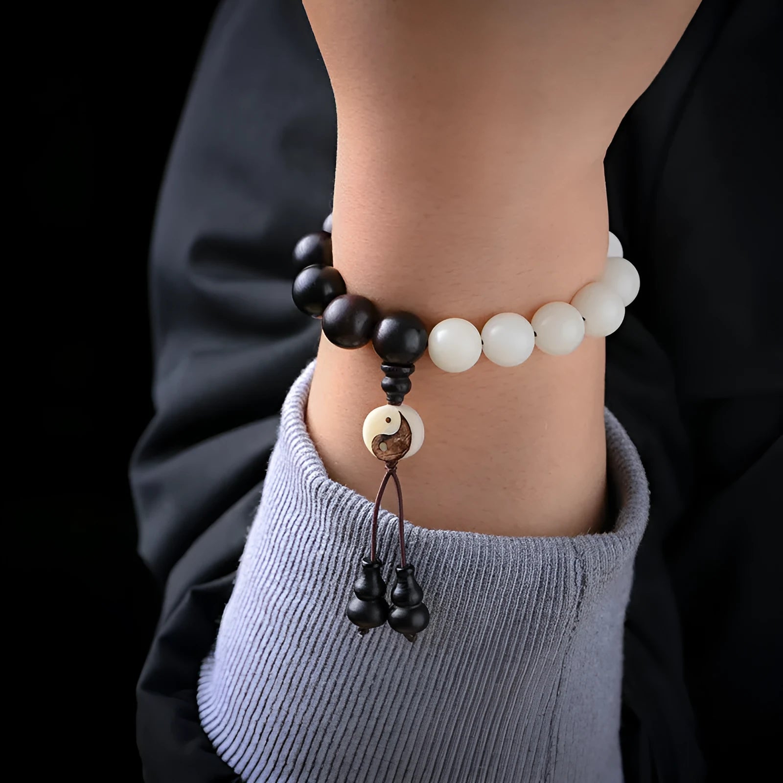 Handmade bodhi seed bracelet with eight-diagram pattern in white and blackwood beads