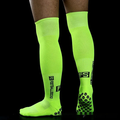 Anti-slip dispensing knee-length football socks in polyester, available in ten colours including black, white, red, and blue.
