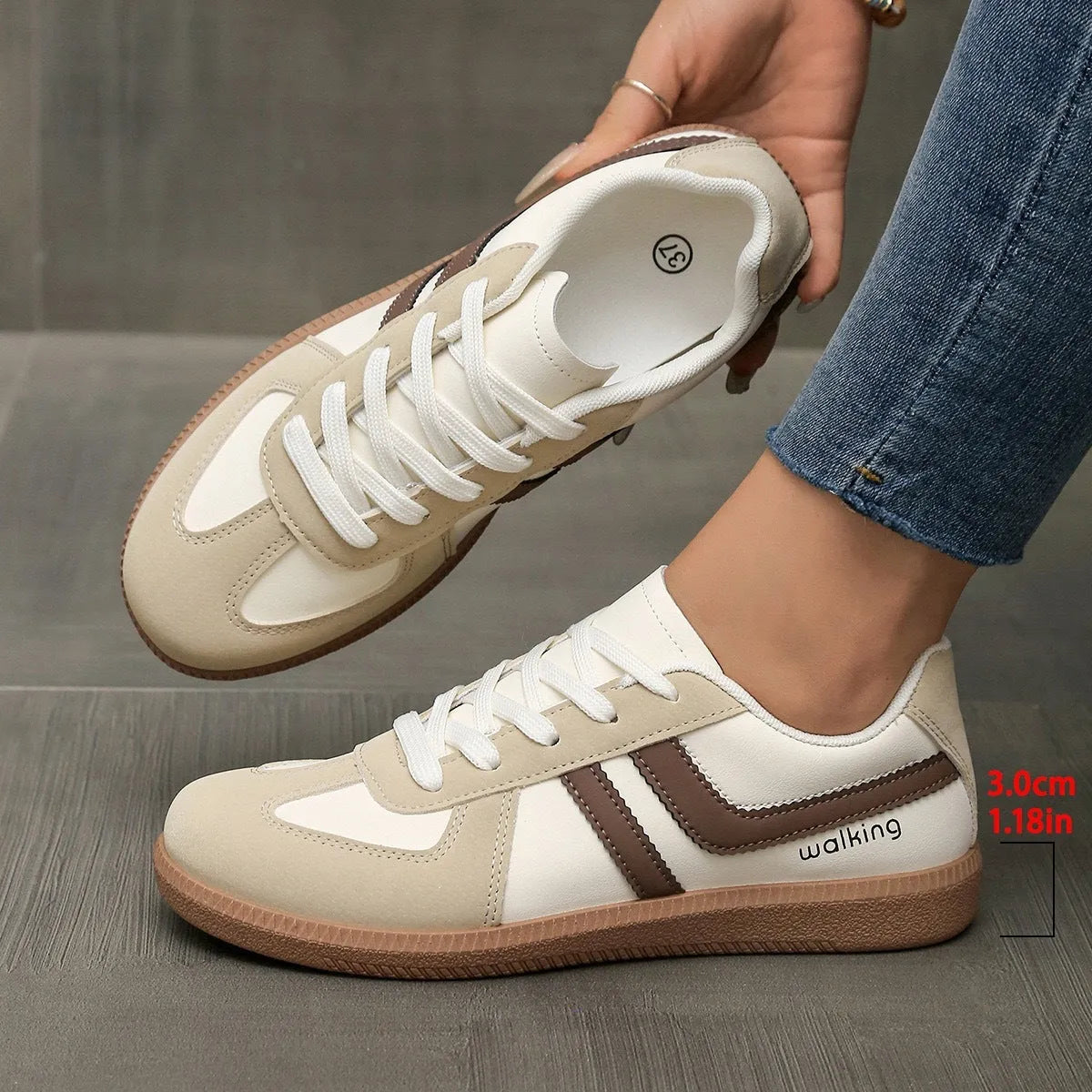 Women's low-top casual sneakers in a round toe design with a lace-up front, shown in a selected colour.