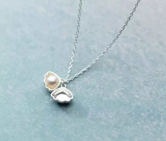 Personalized S925 silver shell necklace for women with delicate design