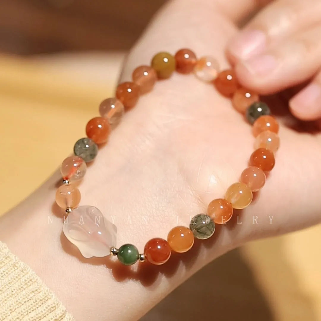 Handmade Hetian jade rabbit charm bracelet for women in glass or coloured glaze with a sweet rabbit design.