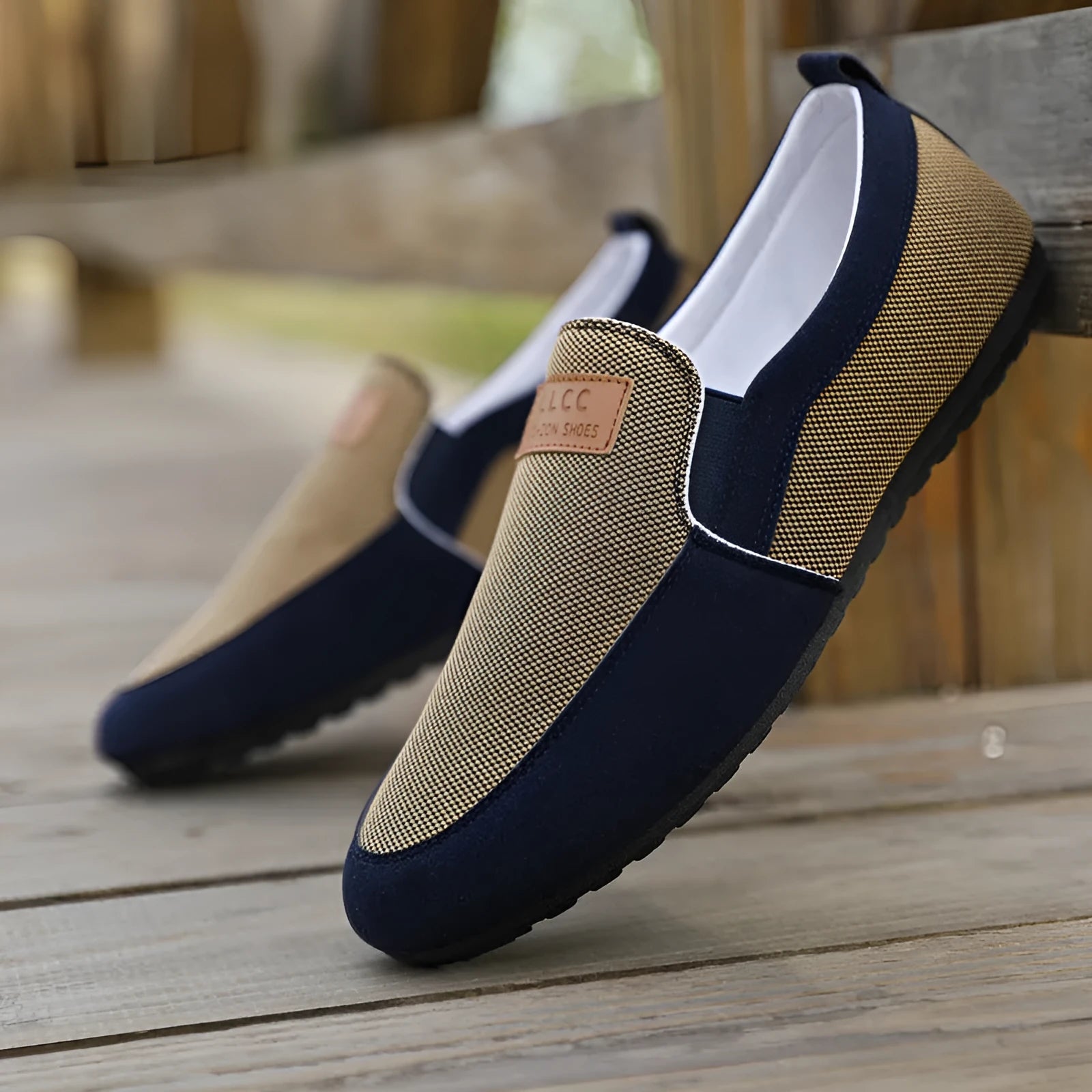 Men's grey canvas lace-up board shoes with round toe and rubber sole.